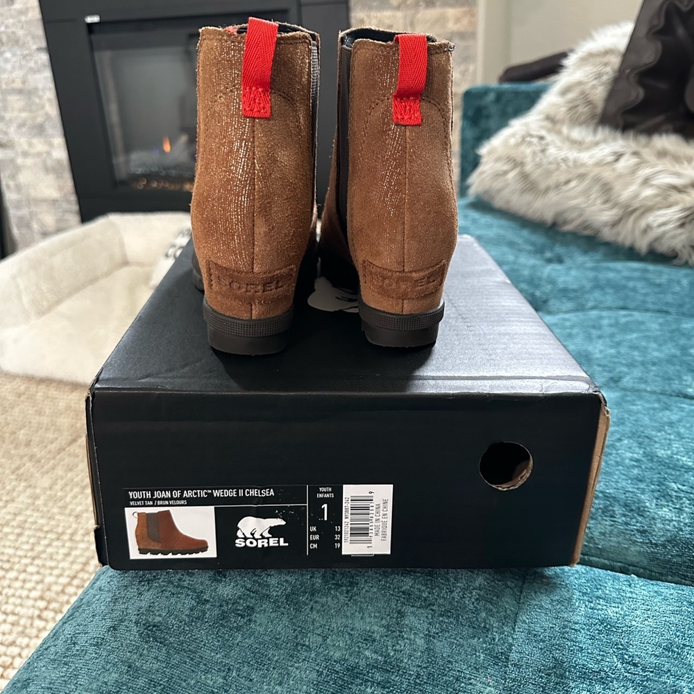 Sorel tan velvet wedge youth boot. Size 1. Only wore them two times.